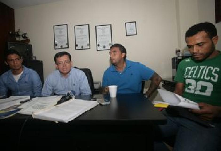 Gustavo Cabrera, Yony Flores y Guillermo Ramírez anunciaron que presentarán denuncia contra Brayan Jiménez en el MP. (Nuestro Diario)
