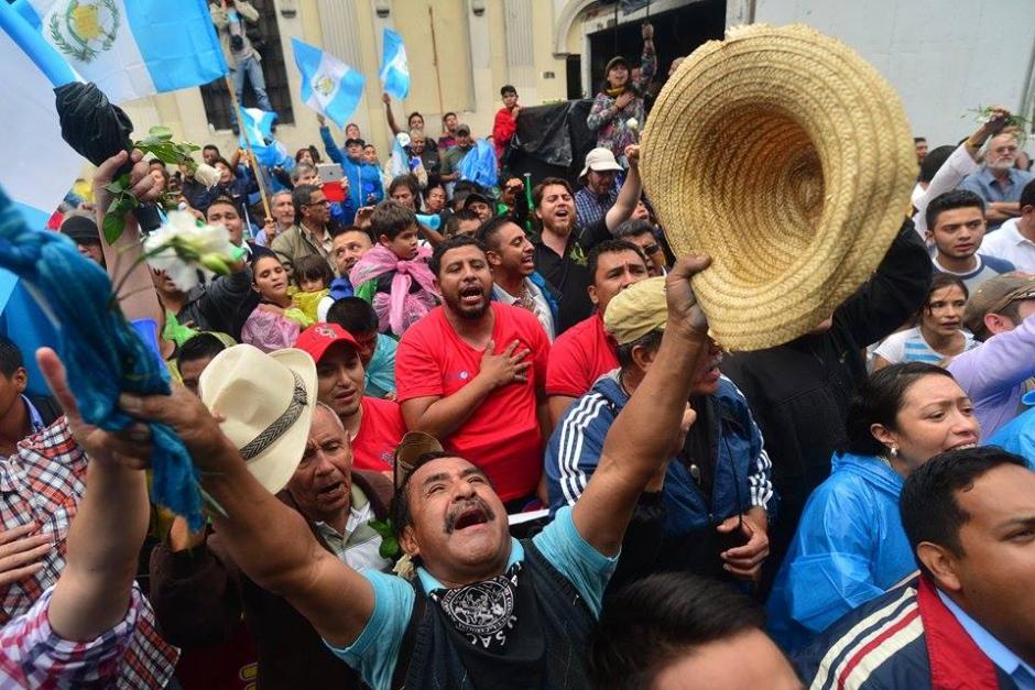 Los ciudadanos celebraron en la calle y en las redes sociales el retiro de la inmunidad a Otto Pérez Molina. (Foto: Wilder López/Soy502)