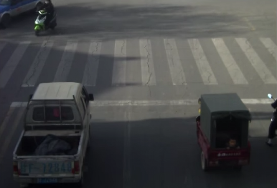 Un pequeño vehículo espera en una esquina. (Captura de pantalla: YouTube/RT)