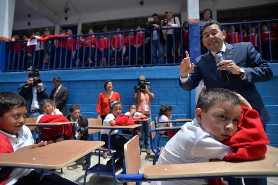 Los niños lucían desesperados por el largo discurso del Presidente bajo el sol. (Foto: Wilder López/Soy502)
