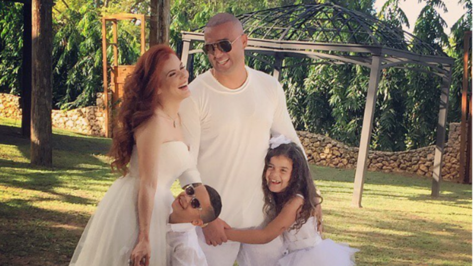 Wisin posa junto a su esposa y sus primeros dos hijos. (Foto: univision.com)