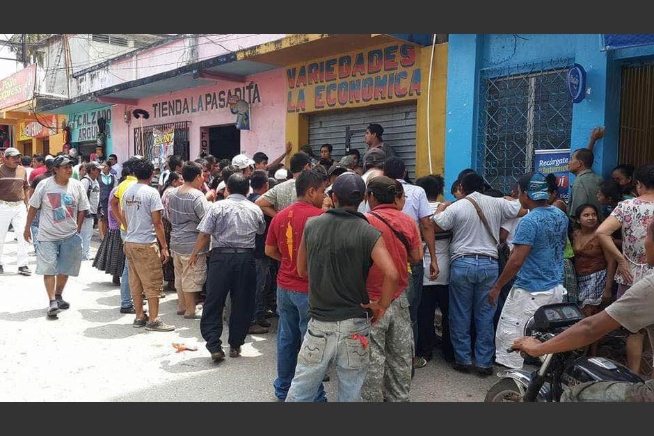 El docente Rigoberto Lima Choc de 28 años de edad fue muerto a balazos frente al Juzgado de az de Sayaxché Petén. (Foto:&nbsp;Martha Quiñonez/ Vecina del Lugar)