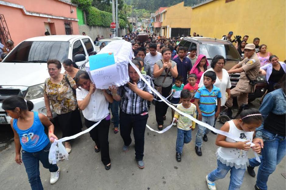 Menor que falleció en el alud de El Cambray es llevada al cementerio de la localidad para su inhumación. (Foto: Alejandro Balán/Soy502)