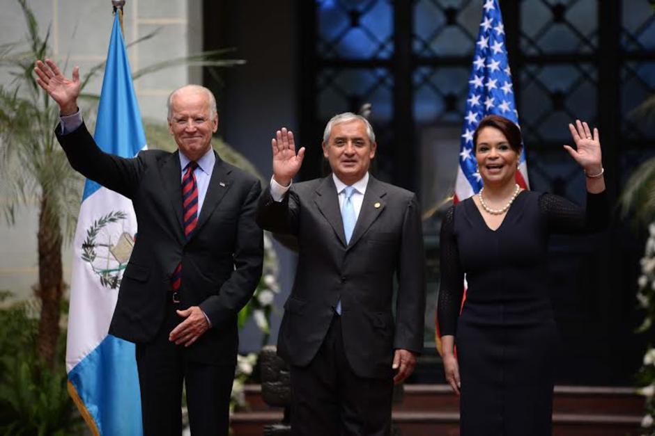 El Vicepresidente Biden visitó Guatemala en dos ocasiones durante el mandato del expresidente Otto Pérez Molina. En la foto de archivo, Biden junto a Pérez Molina y Baldetti realizan el saludo protocolario. (Foto: Soy502)&nbsp;