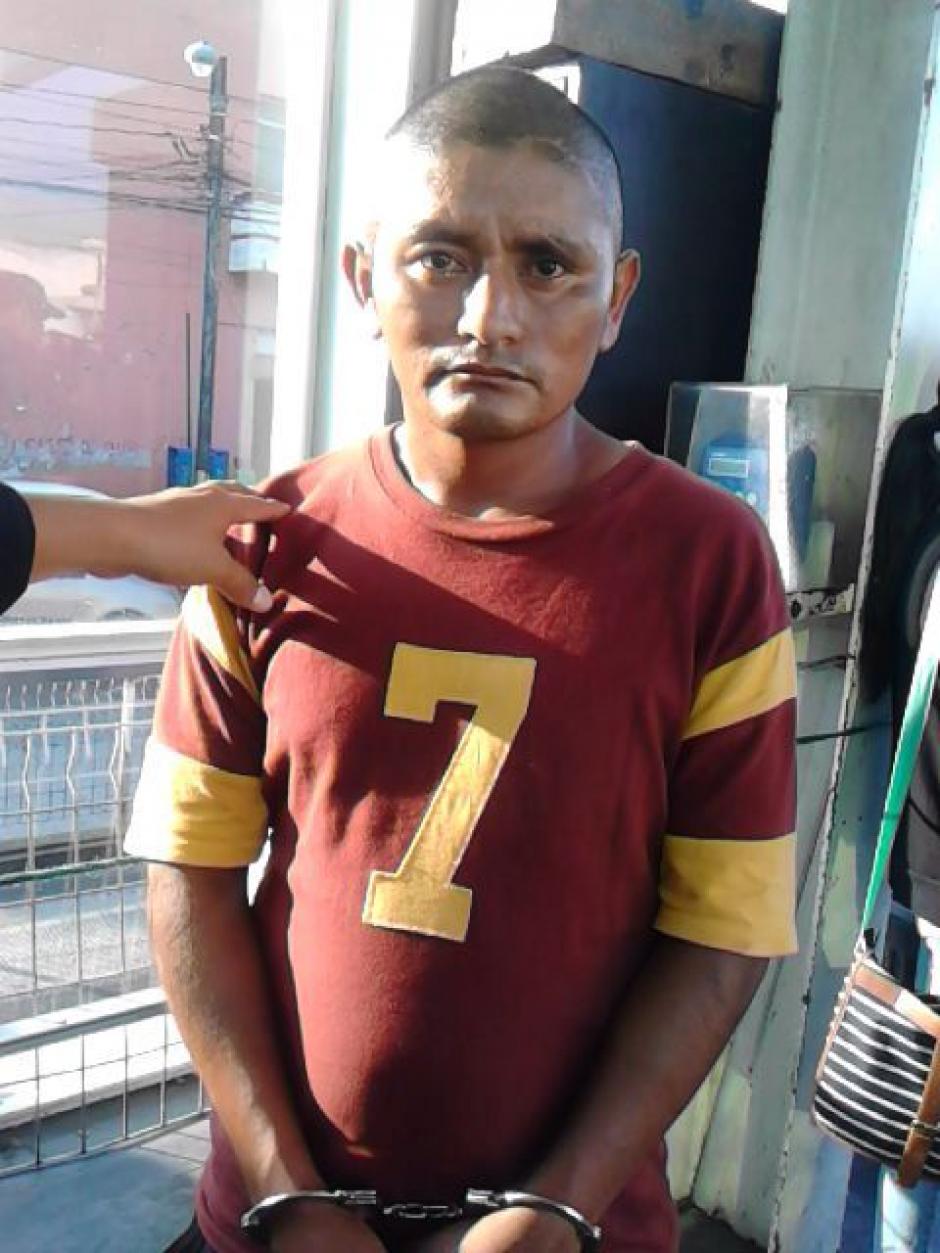 Este es el reo&nbsp;Max Ortíz Temu, alias “El Max”, de 35 años, sindicado del delito de Violación con agravación de la pena en forma continuada y quien fue trasladado por la policía en transporte público. (Foto: PNC)