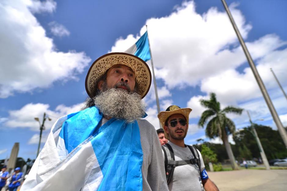 Oswaldo Ochoa salió desde muy temprano del municipio de Mixco, tras un largo recorrido que inició en Quetzaltenango, como una acción para repudiar la corrupción.&nbsp;(Foto: Wilder López/Soy502) ,