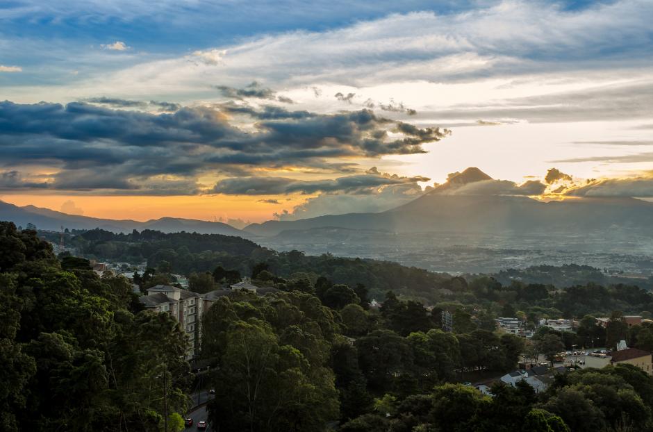 El fin del año ofrece los mejores celajes. El primer #SunsetTigo se organizó para que los usuarios más destacados de Instagram&nbsp;pudieran&nbsp;aprovechar la belleza del atardecer sobre la ciudad de Guatemala. (Foto: Soy502)