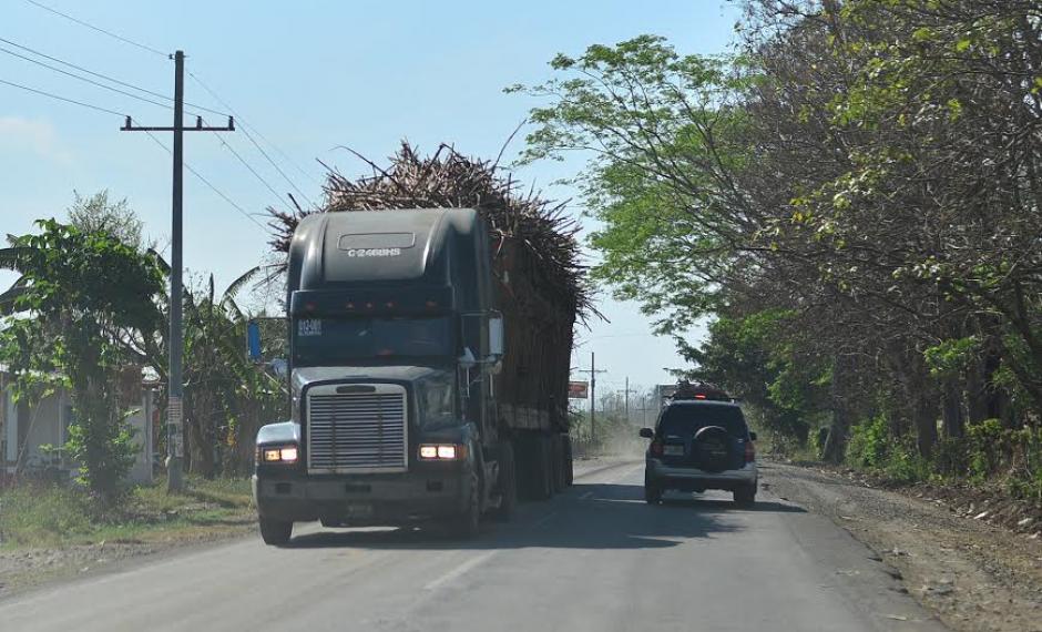 Los camiones de plataforma y que arrastren furgones o jaulas de caña de azúcar deberán suspender su circulación desde el Miércoles Santo a partir del mediodía, de lo contrario podrían ser sancionados por no acatar la disposición. (Foto: Wilder López/Soy502)