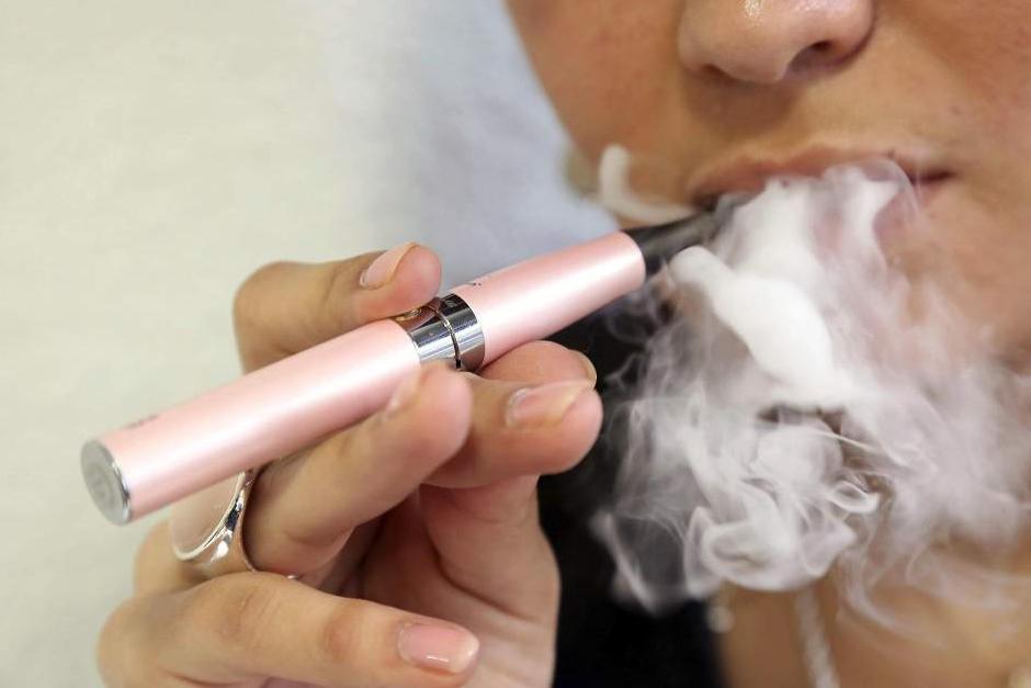 Una mujer fumando un cigarrillo electrónico. (EFE/Sebastien Nogier)