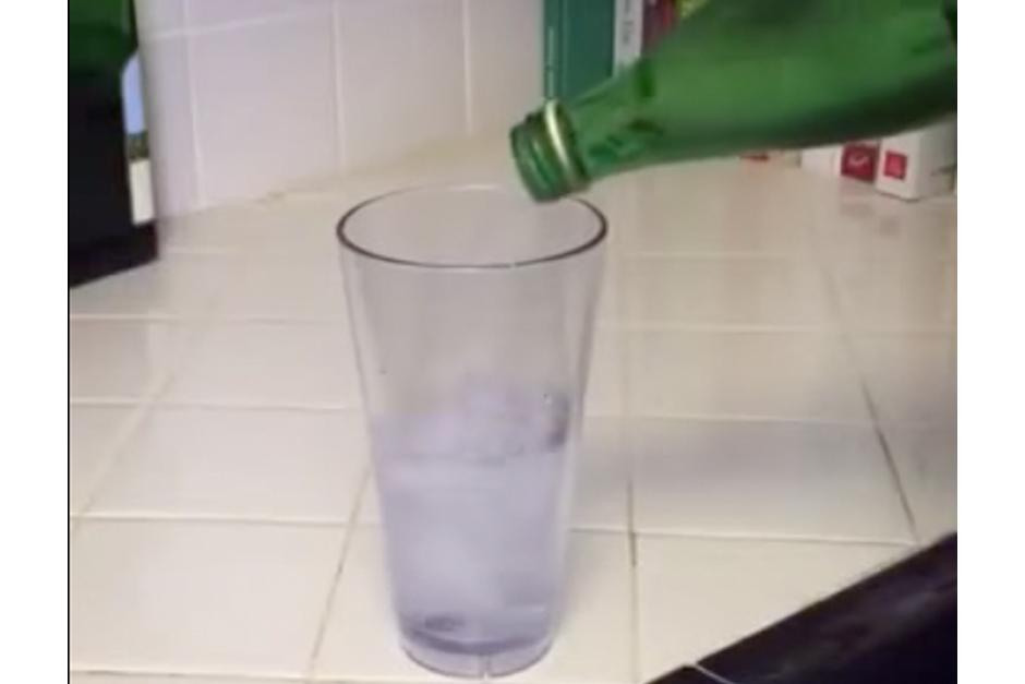 El vaso de agua se viraliza en las redes sociales. (Imagen: YouTube)