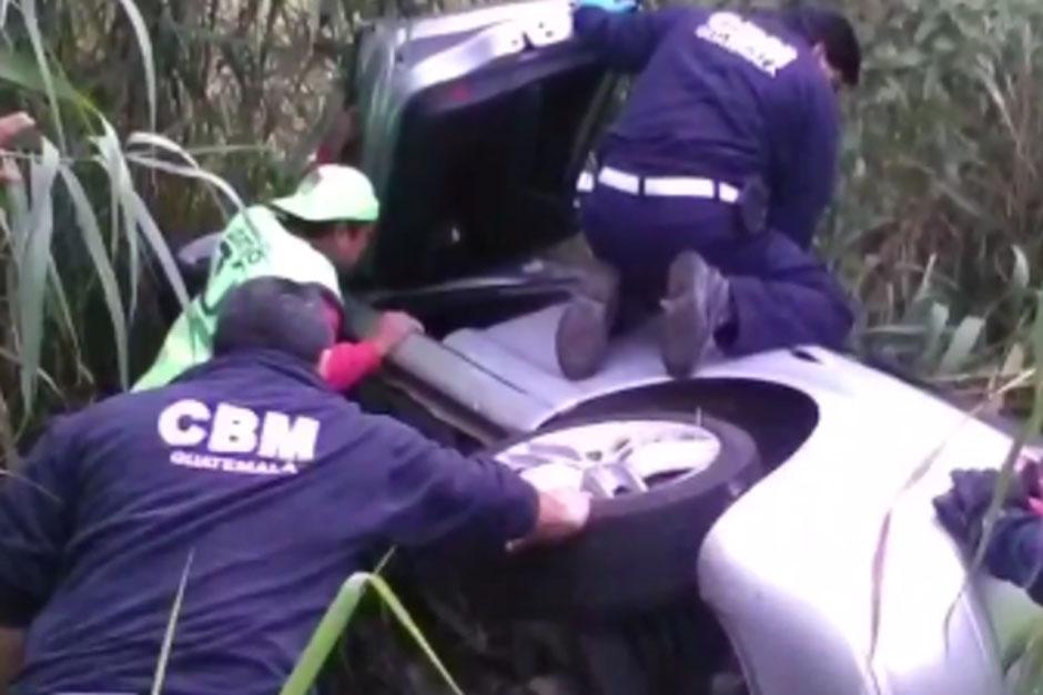 Un vehículo accidentado fue abandonado en el bulevar Austriaco Norte en la zona 16 capitalina. (Foto: Captura de Imagen)