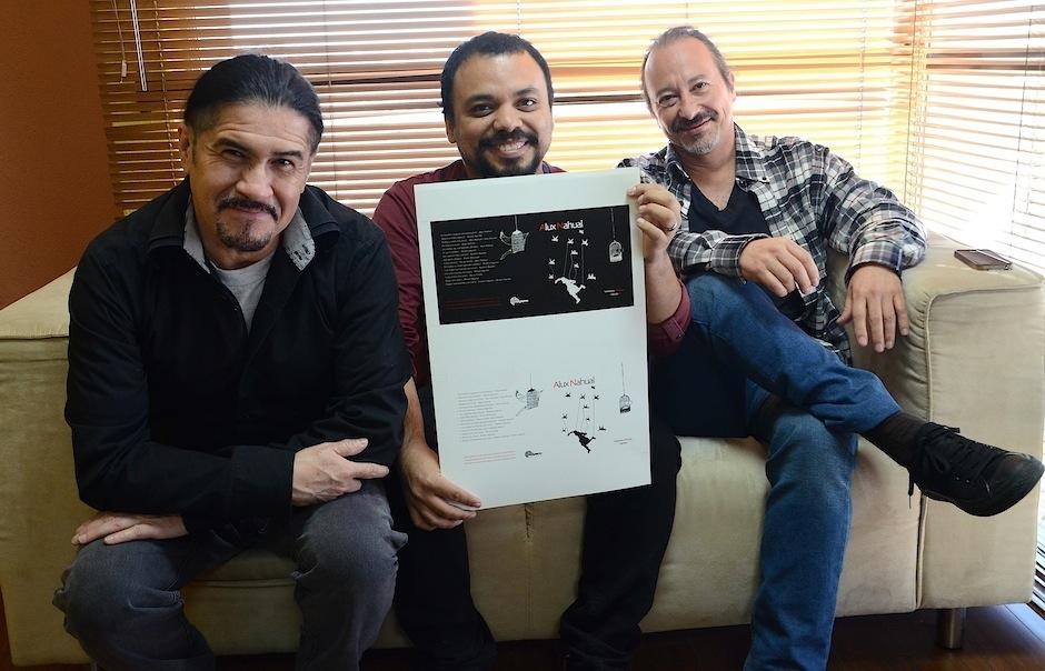 Álvaro Aguilar, junto a Juan Pablo Mijangos y Ranferí Aguilar, muestran el arte final del disco "Versiones Prófugas -Rarezas-". (Foto: Selene Mejía/Soy502)&nbsp;