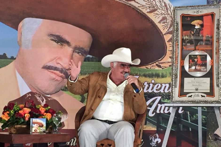 Vicente Fernández está en los primeros lugares en las listas de popularidad.