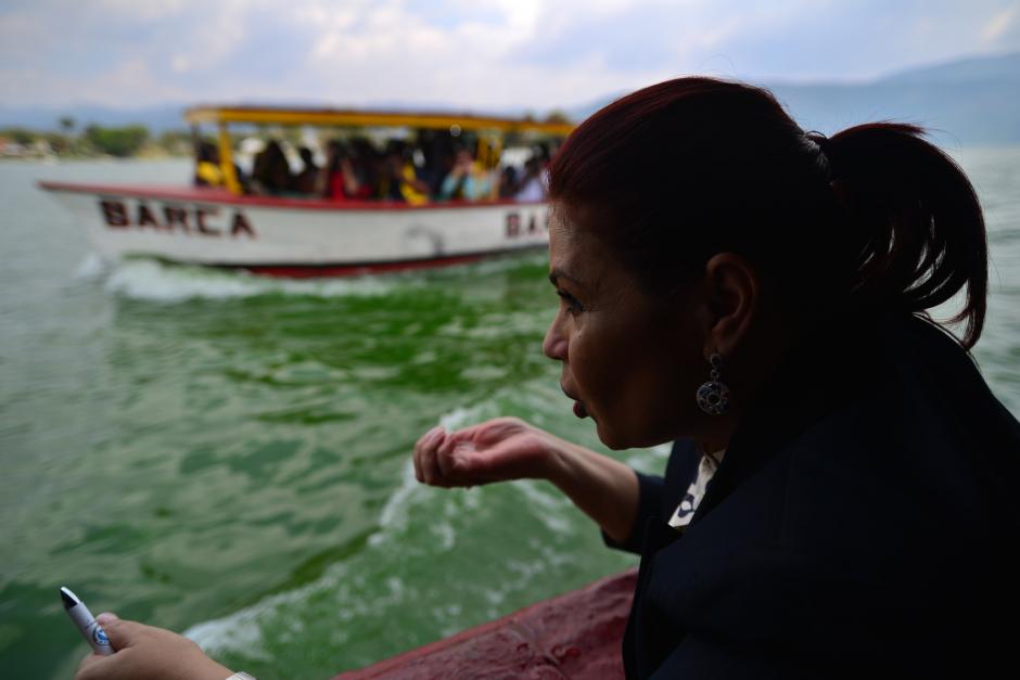 La vicepresidenta Roxana Baldetti huele el agua del lago de Amatitlán. (Foto: Archivo/Soy502)