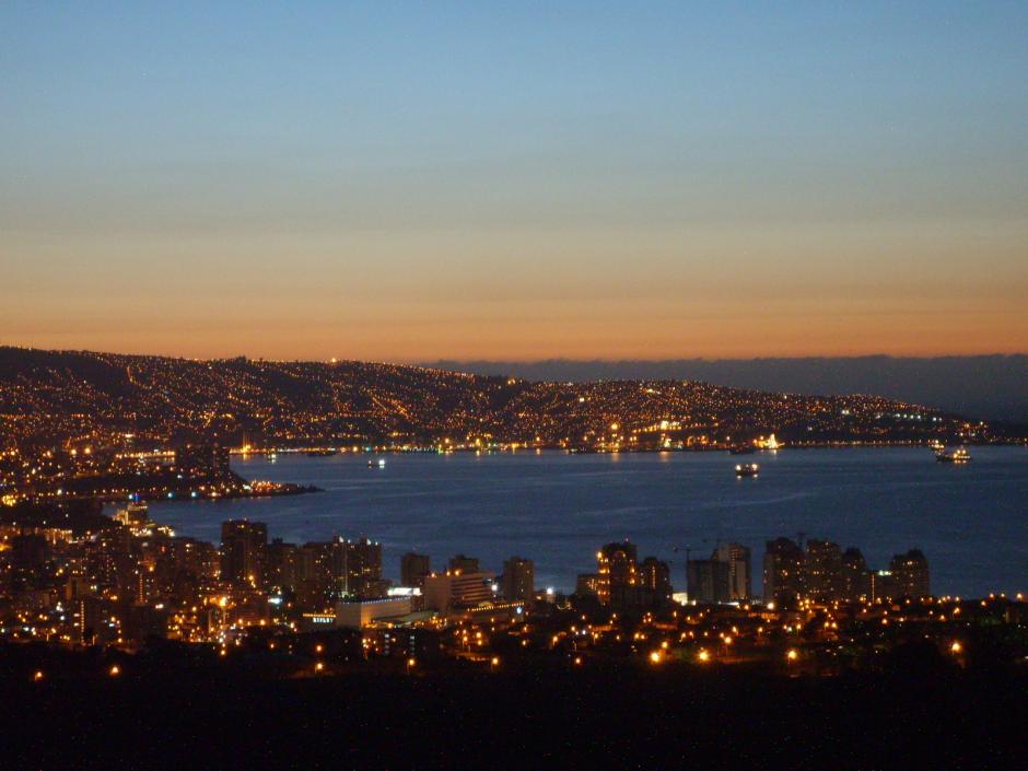 Perteneciente a la región de Valparaíso, posee grandes parques y áreas verdes, así como una exquisita vida nocturna y cultural.