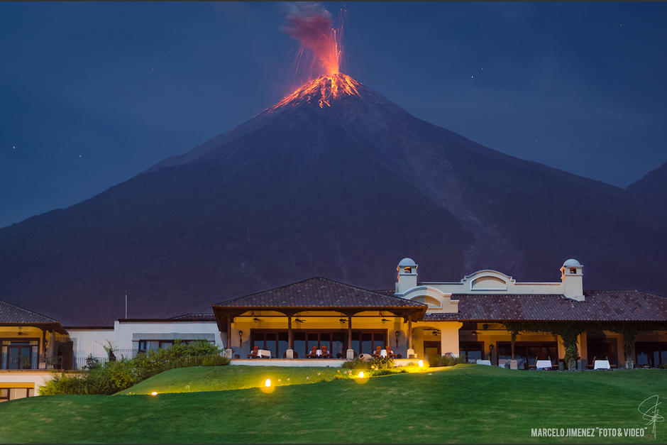 Una imagen increíble que capta justo el momento de la erupción del Volcán de Fuego. (Foto: Marcelo Jiménez Fotografía)