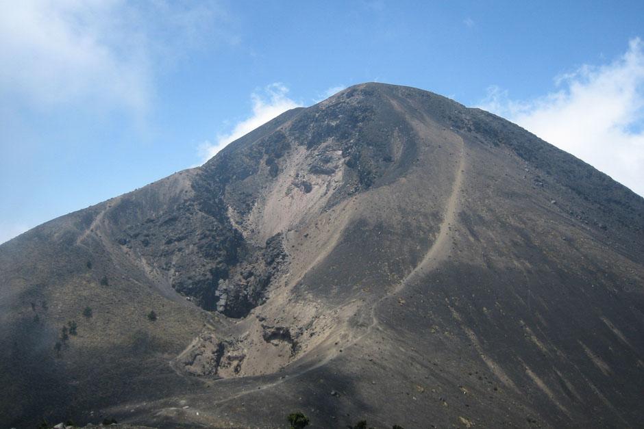 El Volcán de Acatenango, ubicado en Chimaltenango, es visitado constantemente por montañistas y aventureros. Este domingo un grupo de 7 personas se extravió, pero afortunadamente fueron encontrados rápidamente. (Foto: Archivo)