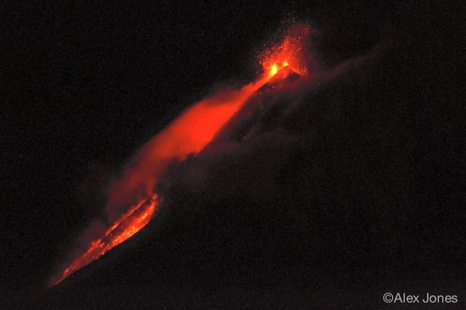 El Volcán de Fuego incrementó su actividad la noche de este lunes 9 de noviembre. (Foto: Alex Jones/Vía Conred)