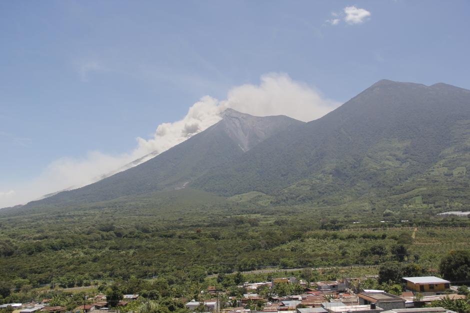 La actividad piroclástica continúa en el volcán de Fuego y las autoridades se mantienen en alerta ante cualquier eventualidad. (Foto: Pietro Cipriani/Soy502)