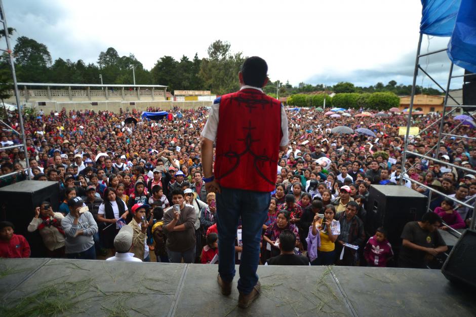 Miles de guatemaltecos se acercaron a los mitines de Jimmy Morales durante la campaña. En la foto, el futuro presidente ante miles de personas en Chichicastenango. (Foto: Wilder López/Soy502)