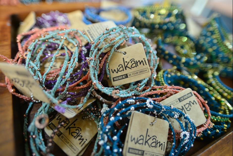 Wakami se especializa en la elaboración de pulseras con toques modernos y globales. (Foto: Wilder López/Soy502)