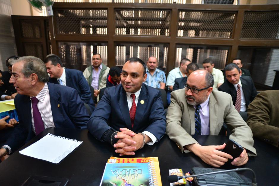 Byron Lima, acompañado de sus abogados, previo a la resolución del Juez Miguel Ángel Gálvez. (Foto: Wilder López/Soy502)