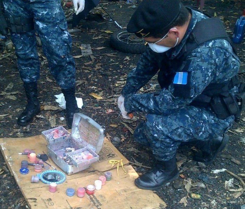 La unidad antiexplosivos de la PNC inspeccionó la caja de metal que resultó ser un estuche de maquillaje. (Foto: PNC)