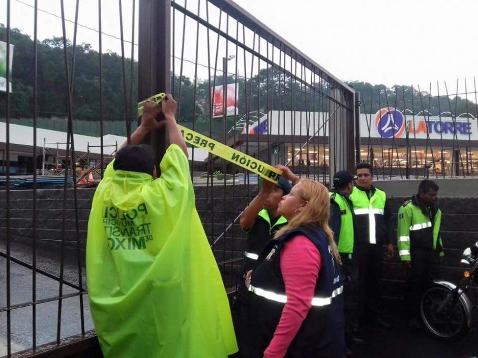 El cierre del centro comercial se debe a problemas en el manejo de aguas pluviales. (Foto: Muni Mixco)