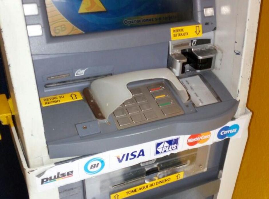 Las “skimmers” roban la información almacenada en las bandas magnéticas.  (Foto: PNC) 