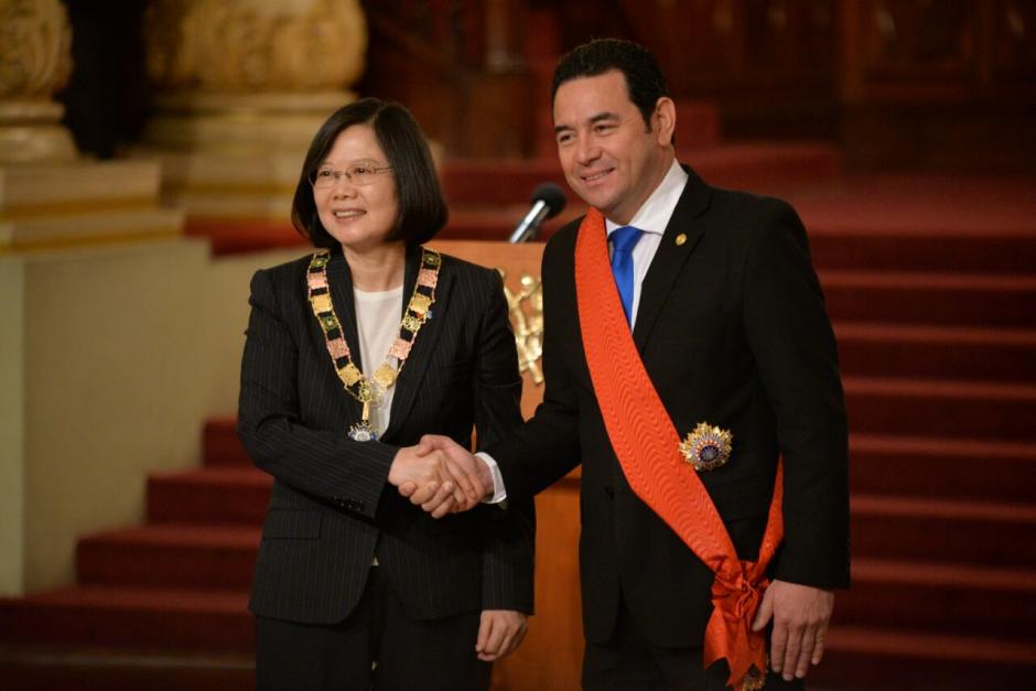 Ambos mandatarios intercambiaron reconocimientos.  (Foto: Wilder López/Soy502)
