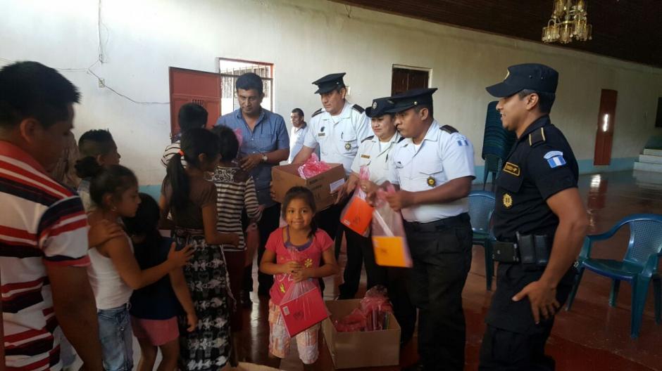 Este fue el momento en que algunos agentes entregaron bolsas de útiles a 70 niños de San Pablo Jocopilas, Sololá. (Foto: Jorge Aguilar/PNC)