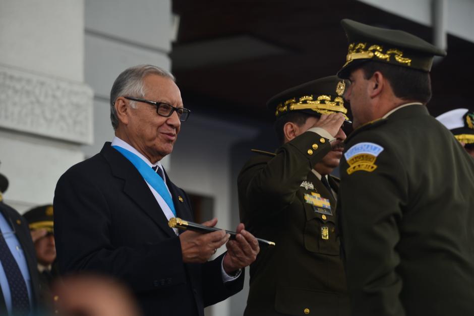 El presidente Alejandro Maldonado recibió el bastón de mando del Ejército, de las manos del Ministro de la Defensa Williams Mansilla. (Foto: Wilder López/Soy502)