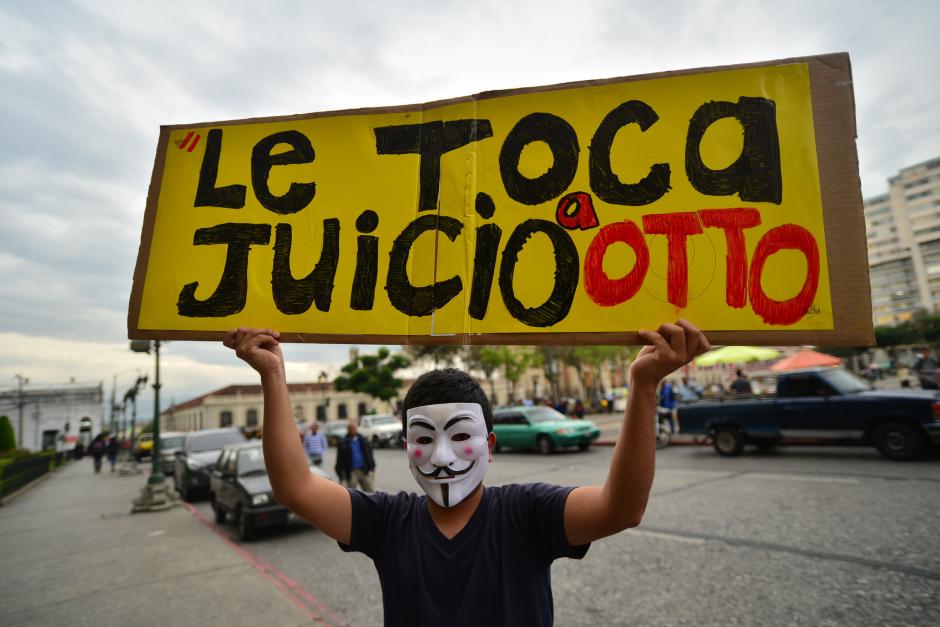 Manifestantes portaron carteles solicitando la renuncia del presidente Otto Pérez Molina. (Foto: Wilder López/Soy502)