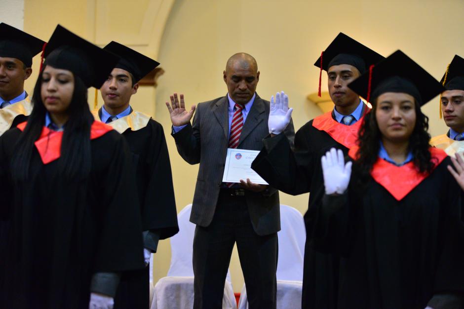 Juan Carlos Plata recibió su diploma de bachiller en ciencias y letras, del colegio CSD Municipal.&nbsp;(Foto: Wilder López/Soy 502)