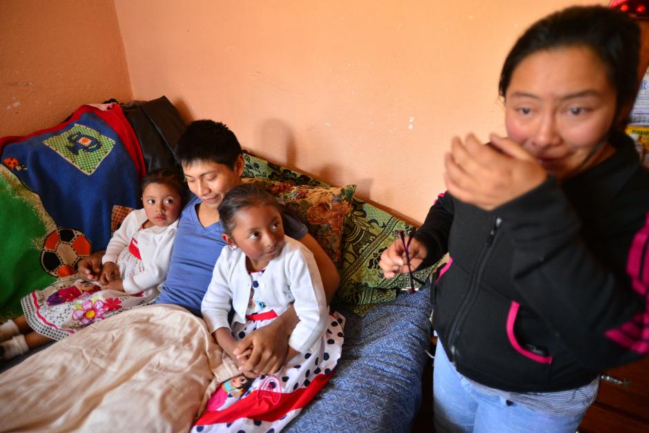 El sueño de Henry Hernández era poder volver a ver a sus hijas Melanie Andrea y Celeste Guadalupe. Lesbia Canahuí, su esposa, llora al ver a su familia reunida de nuevo. (Foto: Wilder López/Soy502)