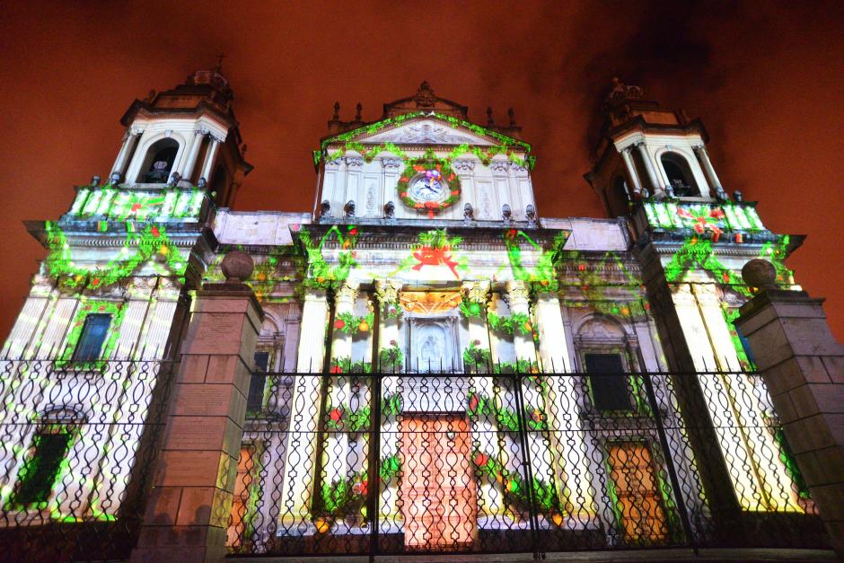 La Catedral Metropolitana se vió iluminada esta noche. (Foto: Wilder López/Soy502)