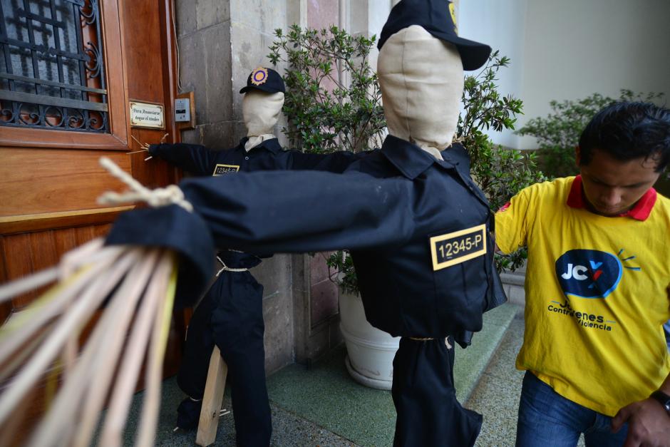 Miembros de "Jóvenes contra la Violencia" llegaron a Casa Presidencial con "Los Espantacacos". (Foto: Wilder López/Soy502)