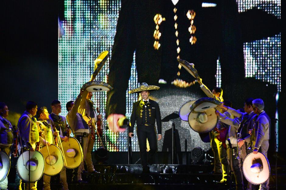 Alejandro Fernández subió al escenario vestido de charro en la segunda parte de su show. (Foto: Wilder López/Soy502)&nbsp;