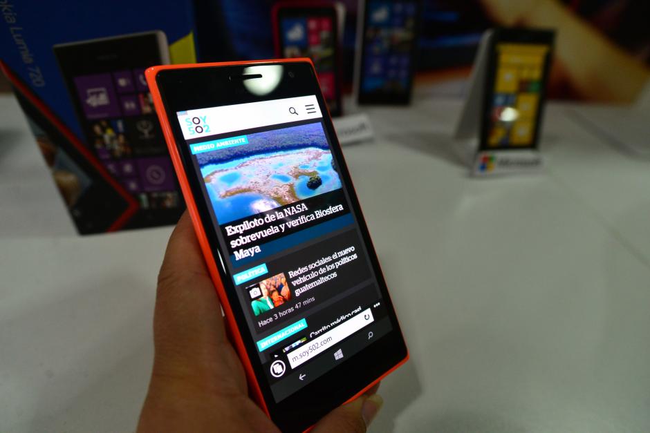 El Smartphone Lumia 735 ya puede ser adquirido por los guatemaltecos. (Foto: Wilder López/Soy502)&nbsp;