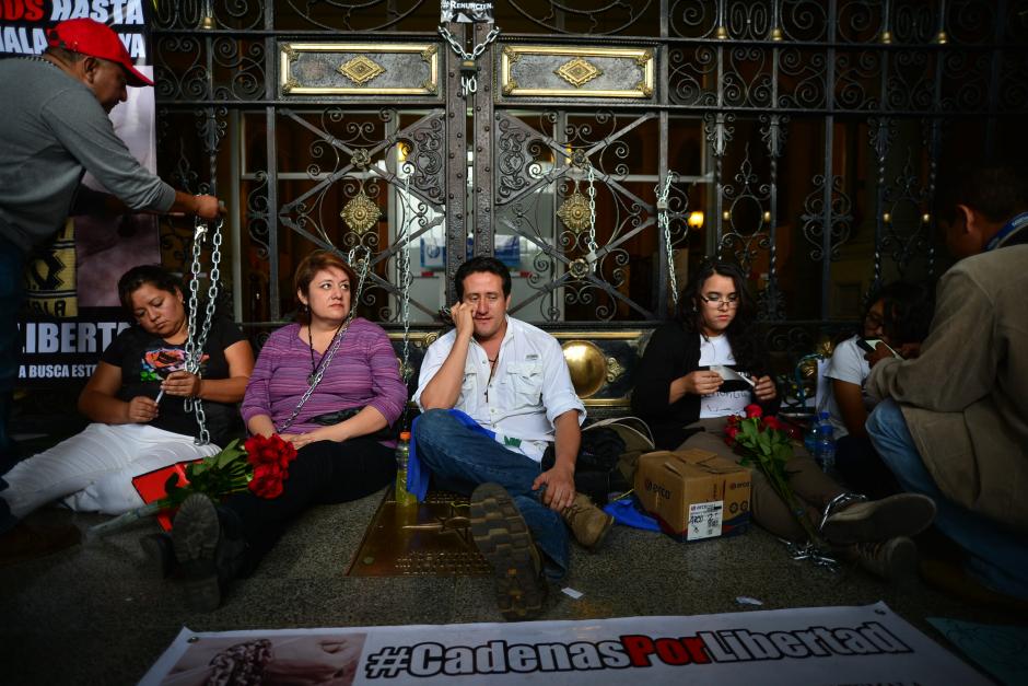 #CadenasPorLibertad además de atarse al Palacio Nacional de la Cultura llama a una huelga de hambre. (Foto Wilder López/Soy502)