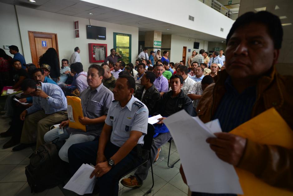 Muchos candidatos se apresuran a recoger finiquitos en la Contraloría General de Cuentas. (Foto: Wilder López/Soy502)