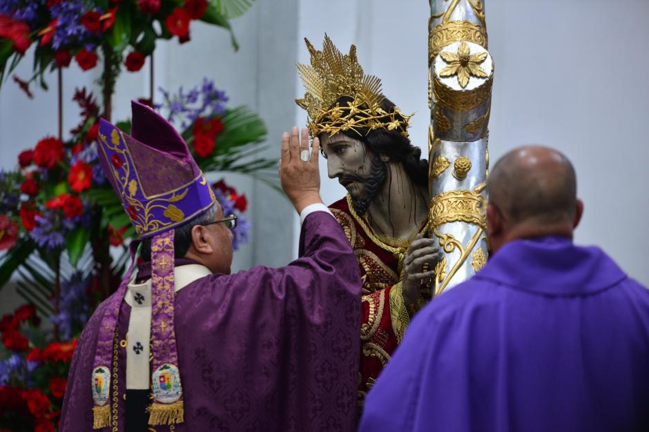 El Arzobispo Metropolitano, Óscar Julio Vian Morales fue quien consagró la imagen de Jesús Nazareno del beaterio de Belén en la Catedral Metropolitana. (Foto: Wilder López/Soy502)
