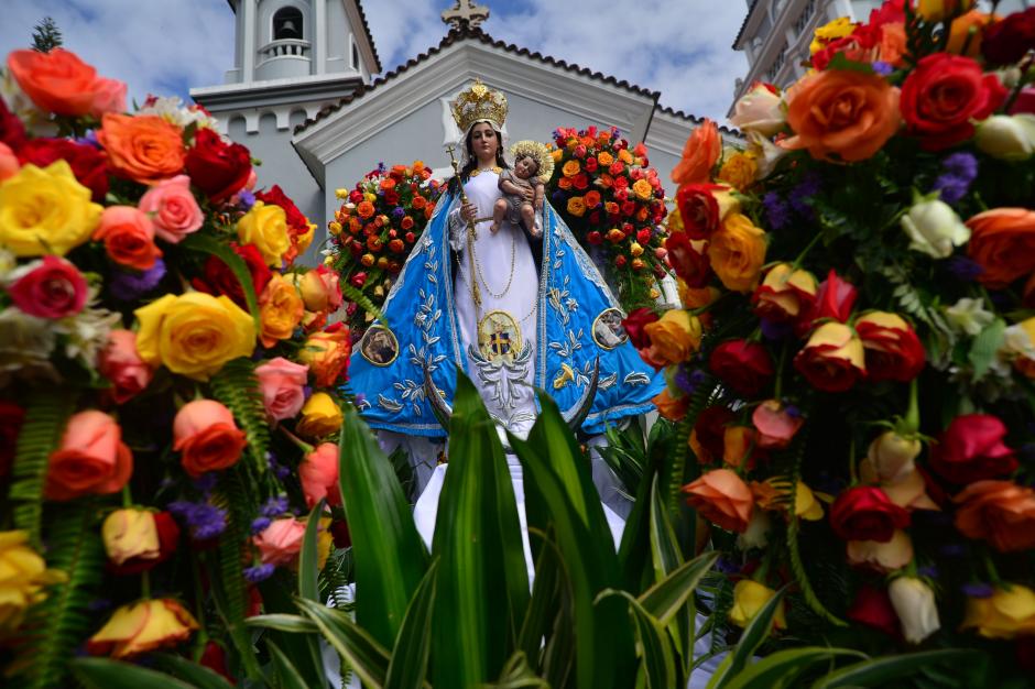 Imagen de la Santísima Virgen del Rosario a su salida de la iglesia Santa Delfina adornada por flores multicolor. (Foto: Wilder López/Soy502)