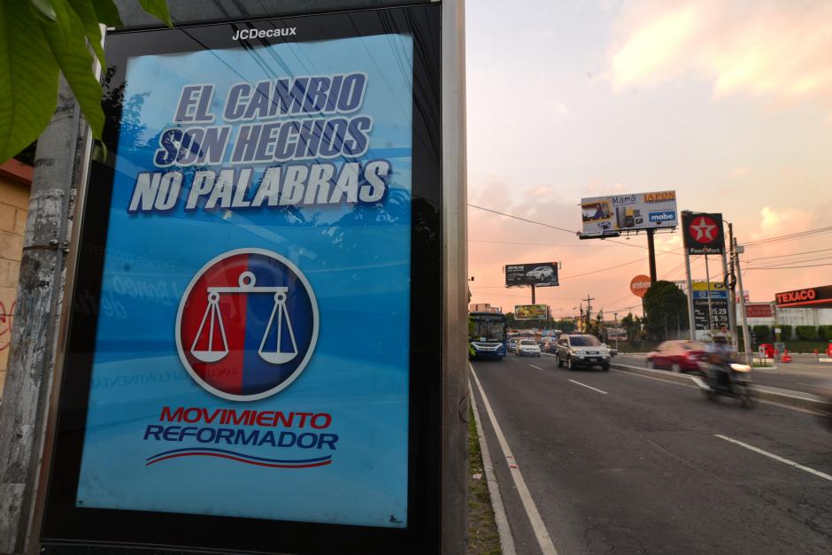 Desde este lunes, son visibles en varios puntos de la ciudad la propaganda del partido Movimiento Reformador, por el cual correría Alejandro Sinibaldi. (Foto: Wilder López/Soy502)