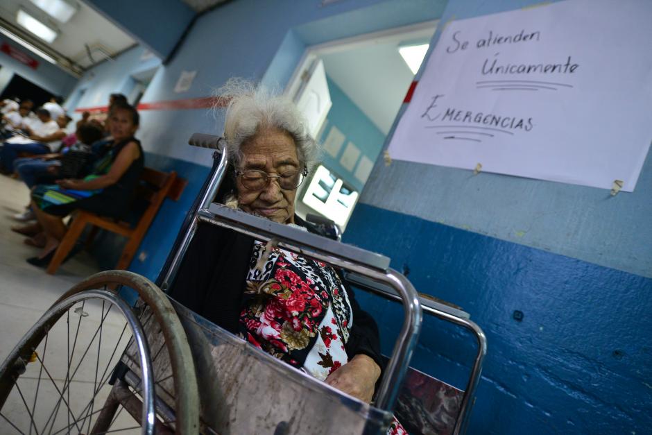 María García, de 97 años, sufrió una caída y espera su turno en el Hospital Regional de Cuilapa para poder ser atendida en la Unidad de Traumatología. (Foto: Wilder López/Soy502)