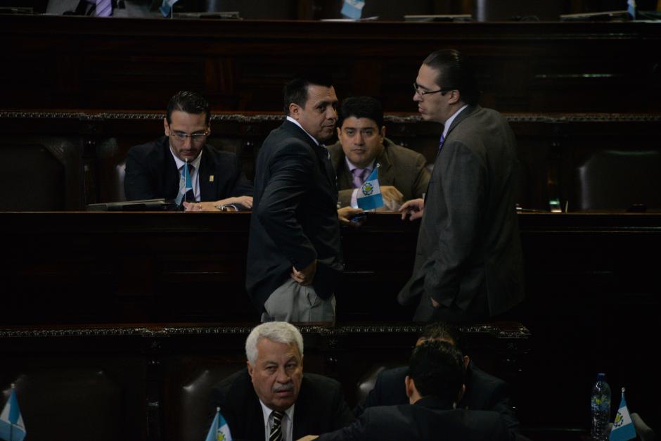 Durante la sesión plenaria de este jueves, el diputado Nery Rodas conversó con legisladores de diferentes bancadas. Según él, su bloque legislativo estará conformado la próxima semana. (Foto: Wilder López/Soy502)