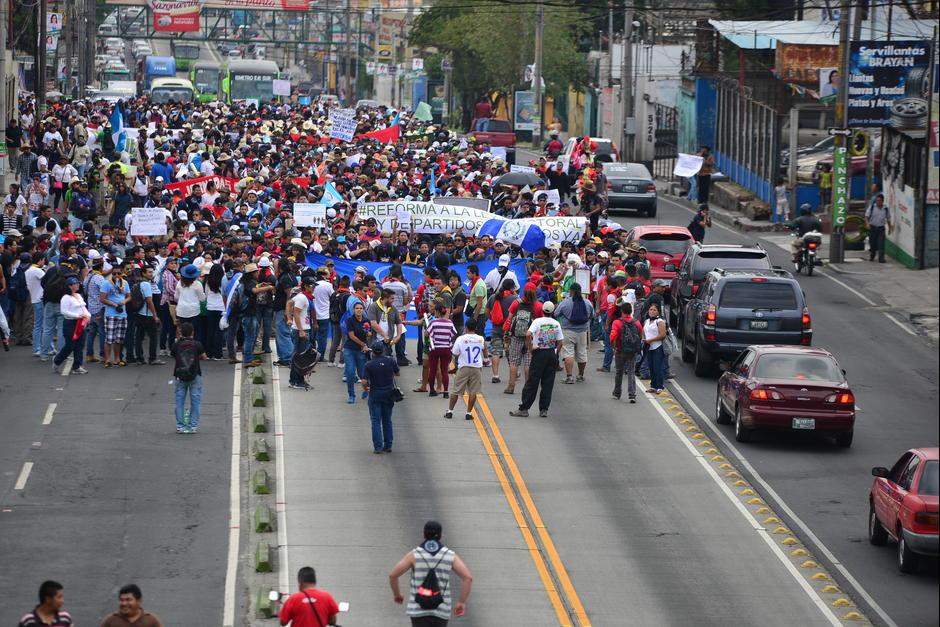 Los estudiantes universitarios y los maestros se unen para solicitar la renuncia del presidente. (Foto: fredy Hernández/Soy502)