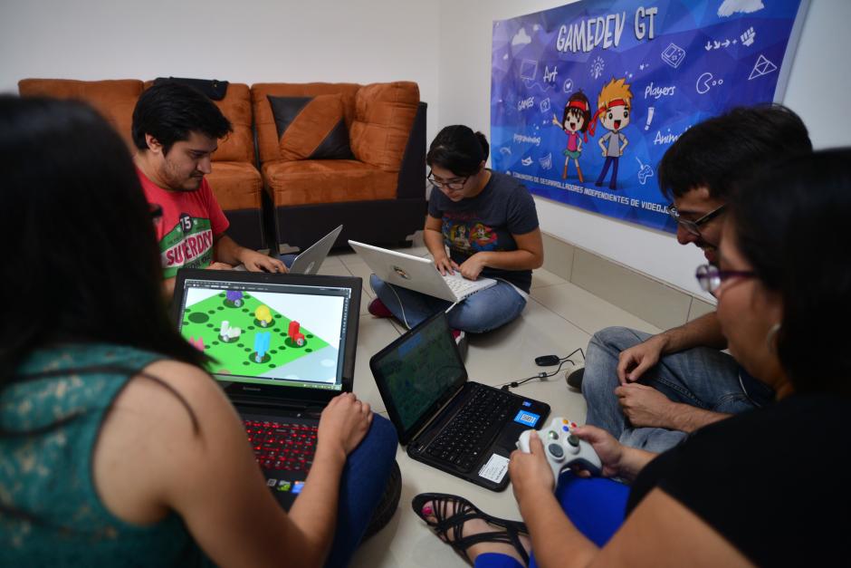 Los miembros de la comunidad GameDevGt se reúnen para aprender a desarrollar videojuegos. (Foto: Wilder López/Soy502)&nbsp;