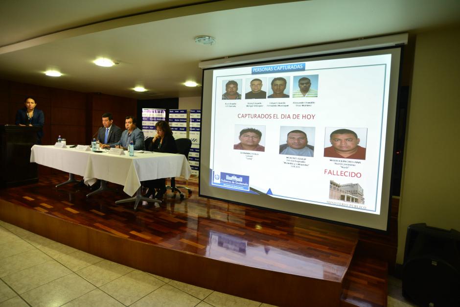 En conferencia de prensa se informó del resultado del allanamiento, en el cual se capturó a 16 hombres y 4 mujeres. (Foto: Wilder López/Soy502)