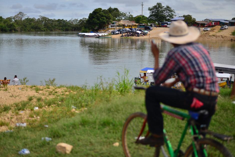 Los pobladores están impactados por lo sucedido en el río La Pasión y esperan que las autoridades asuman la responsabilidad de brindar el apoyo para que la tragedia no se extienda a sus familias. (Foto: Wilder López/Soy502)